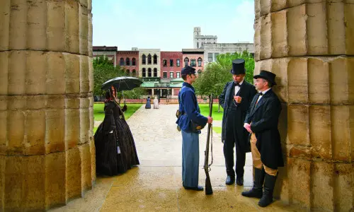 Älter gekleidete Menschen stehen herum