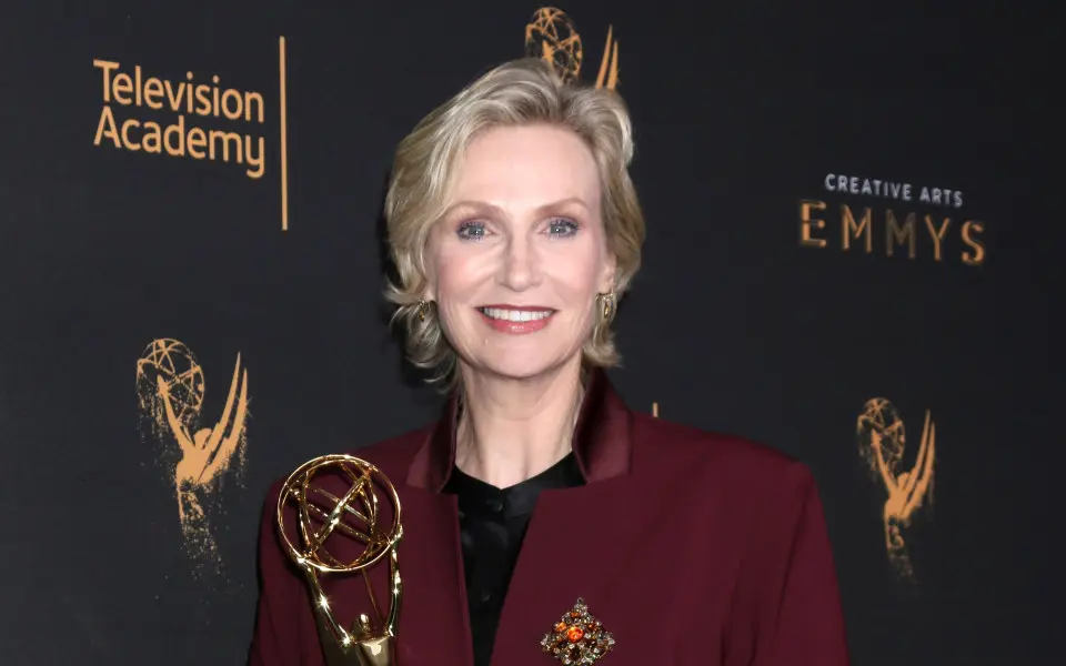 Jane Lynch hält ihre Emmy-Auszeichnung
