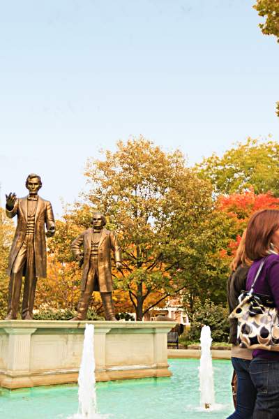 Statuen von Abraham Lincoln und Stephen Douglass erinnern an ihre erste Senatsdebatte, die 1858 in diesem Park stattfand.