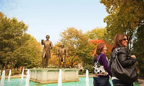 Statuen von Abraham Lincoln und Stephen Douglass erinnern an ihre erste Senatsdebatte, die 1858 in diesem Park stattfand.