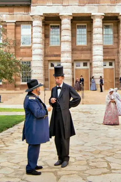 Lincoln vor einem großen Gebäude 