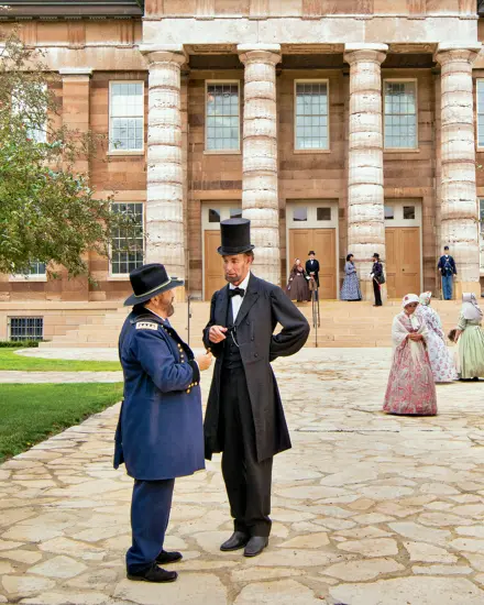 Lincoln vor einem großen Gebäude 