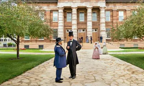 Lincoln vor einem großen Gebäude 