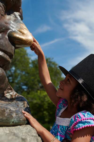 Ein Mädchen reibt Lincolns Nase an seinem Grabmal
