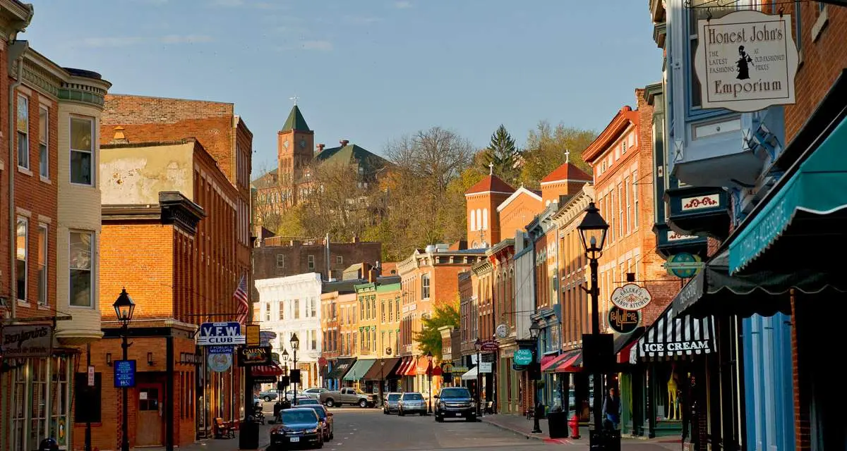Gebäude säumen die historische Main Street von Galena
