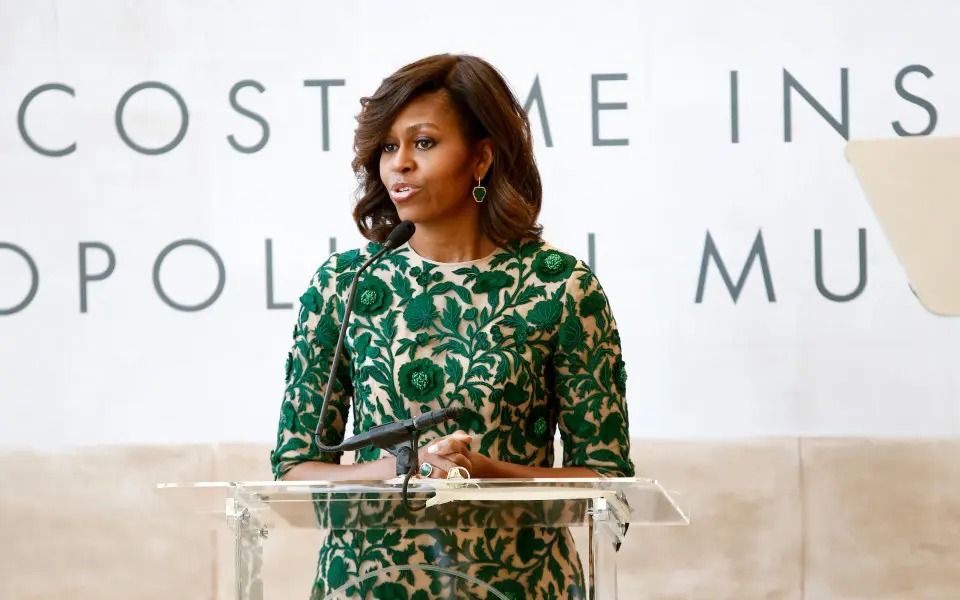 Frau spricht am Podium