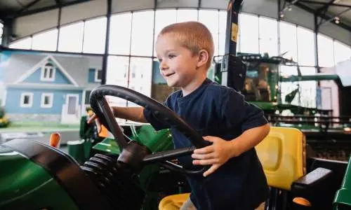 Ein Kind sitzt auf einem Tracker