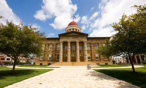 Ein großes Gebäude im alten Stil