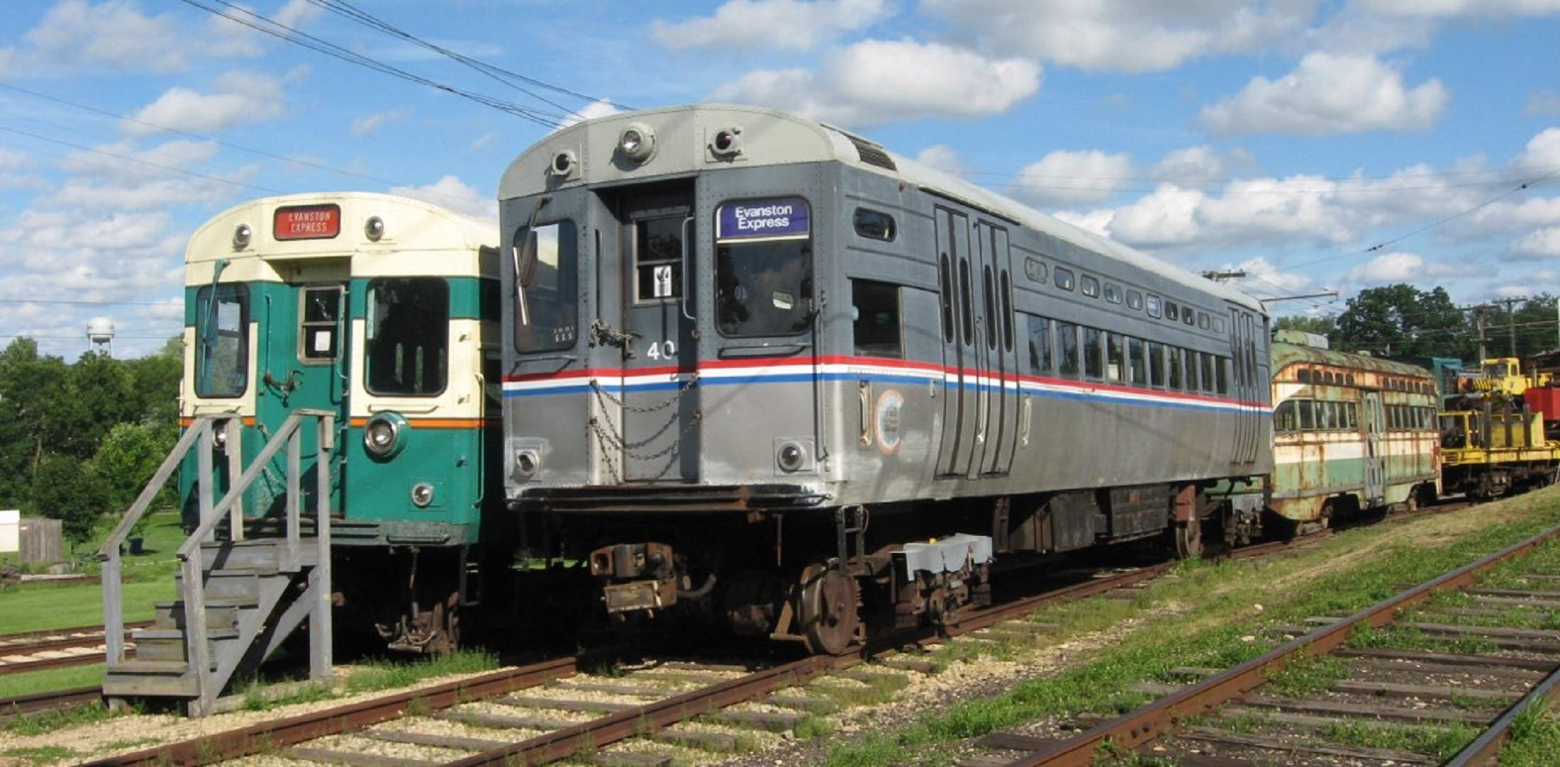 Eine Gruppe alter Draisinen auf den Gleisen des Fox River Trolley Museum