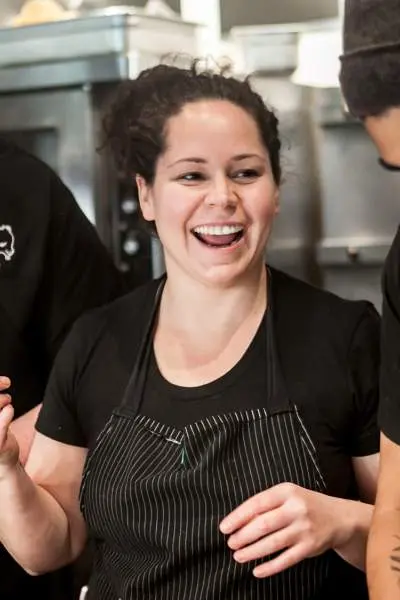 drei Personen in einer Küche, die Essen zubereiten