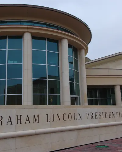 Außenansicht des Abraham Lincoln Presidential Museum