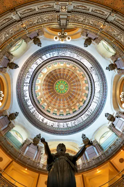 Blick in die Kuppel des Illinois State Capitol.