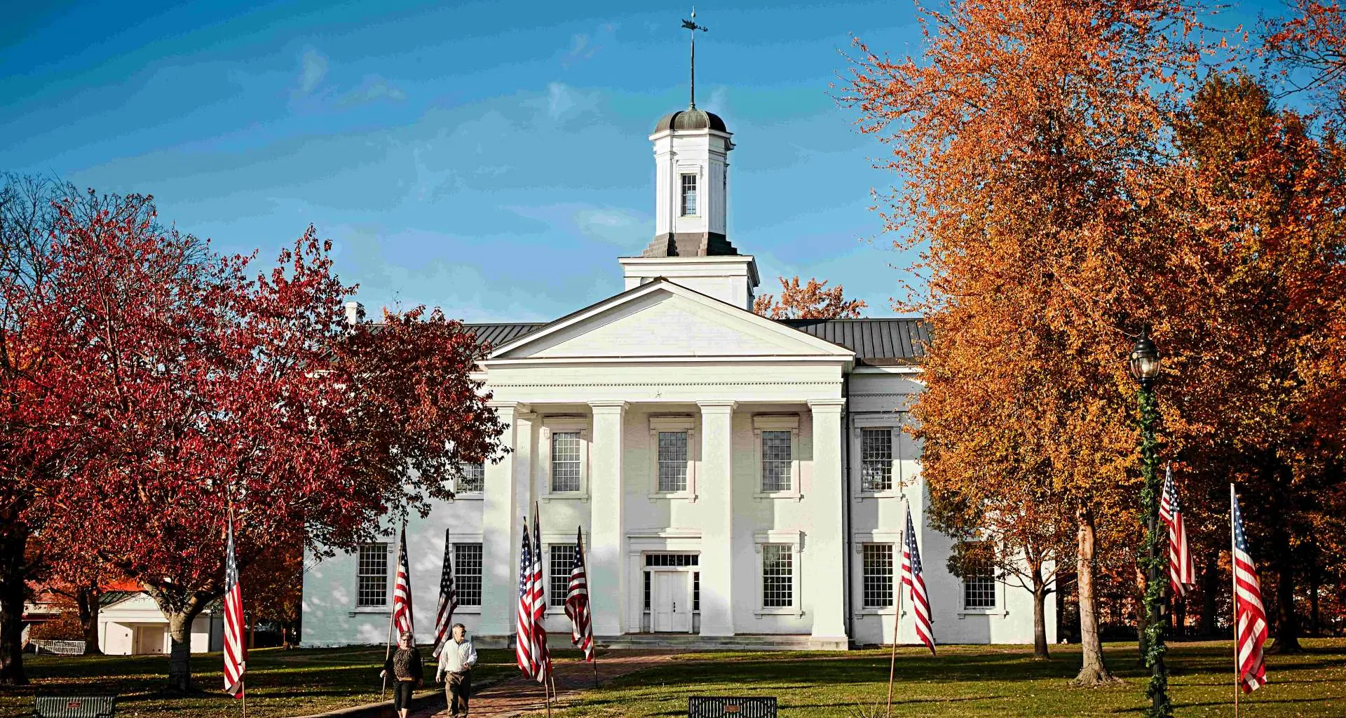 Das Äußere des Vandalia State House im Herbst. 