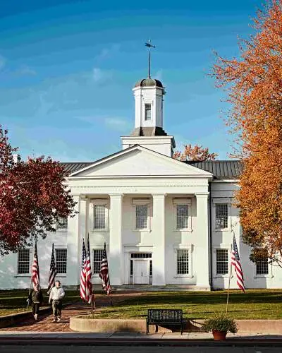 Das Äußere des Vandalia State House im Herbst. 