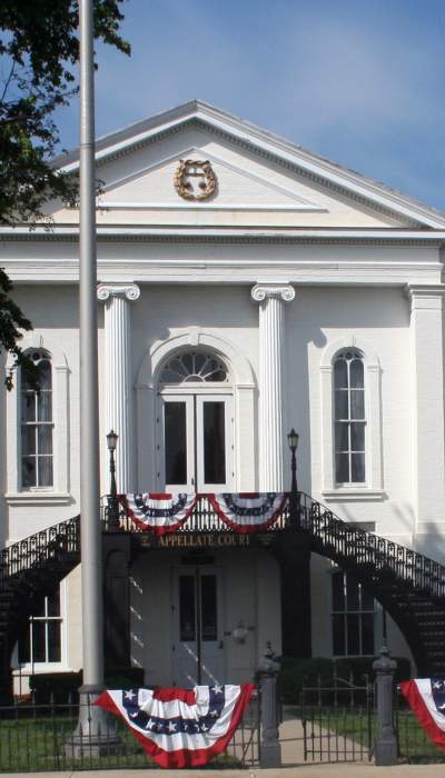 Außenansicht des 5th District Appellate Court mit einer Lincoln-Statue auf der rechten Seite.