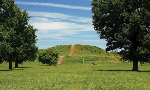 Die Cahokia Mounds in Illinois sind die Stätte einer alten indianischen Stadt.