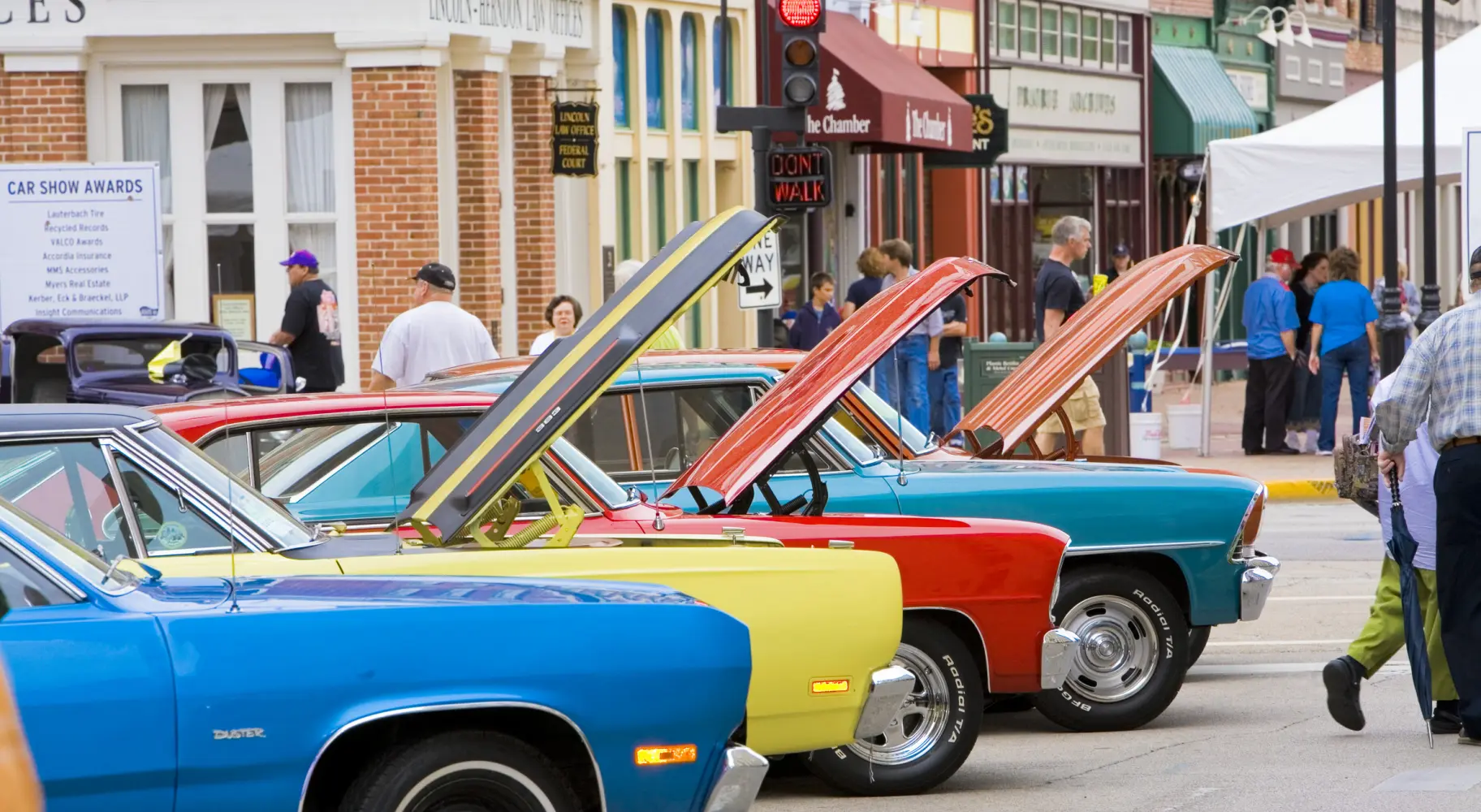 Oldtimer auf einer Autoschau mit offenen Motorhauben