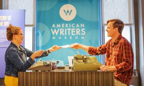 Leute, die das Papier abgeben