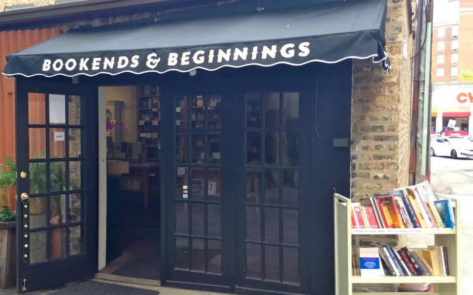 Außenansicht der Buchhandlung Bookends & Beginnings