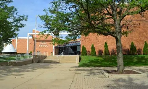 Außenansicht des Gebäudes des Cernan Earth Space Center an einem sonnigen Tag