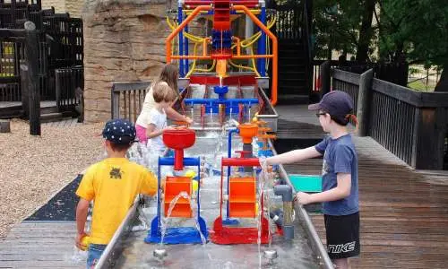 Kinder spielen im Entdeckungszentrum