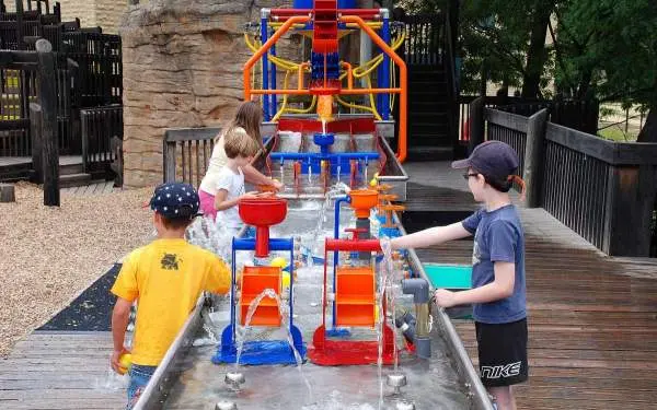 Kinder spielen im Entdeckungszentrum