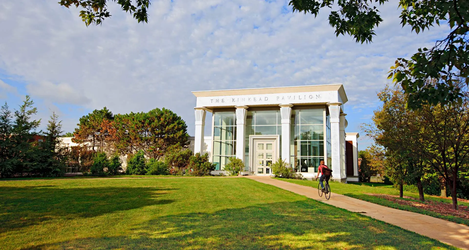 Das Äußere eines großen Gebäudes 