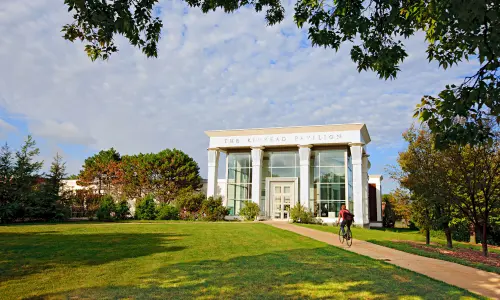 Das Äußere eines großen Gebäudes 