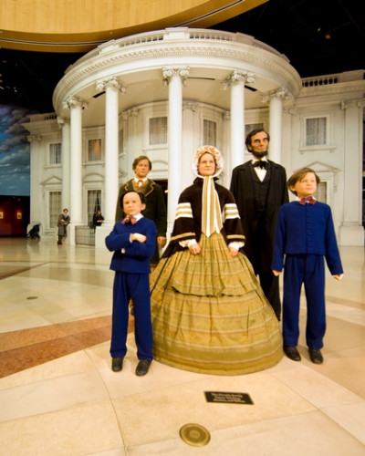 Statue von Abraham Lincoln und seiner Familie vor dem Weißen Haus