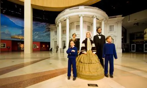 Statue von Abraham Lincoln und seiner Familie vor dem Weißen Haus