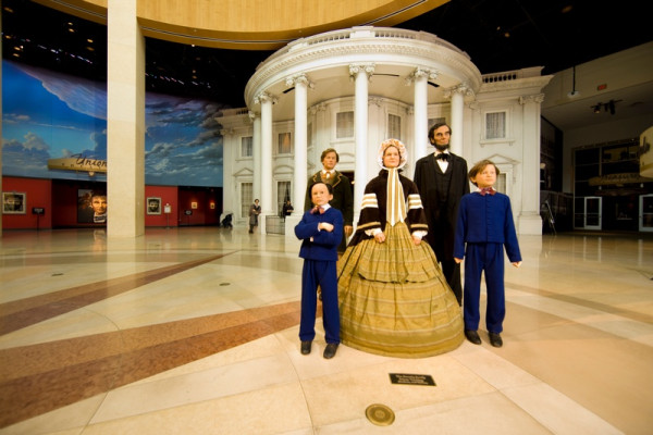 Statue von Abraham Lincoln und seiner Familie vor dem Weißen Haus