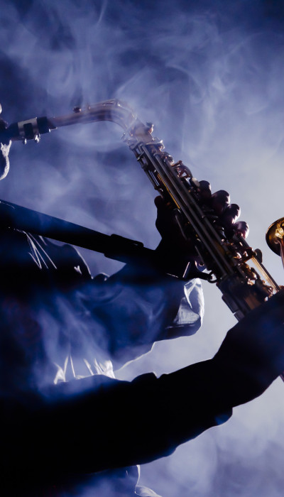 Saxophon spielende Person