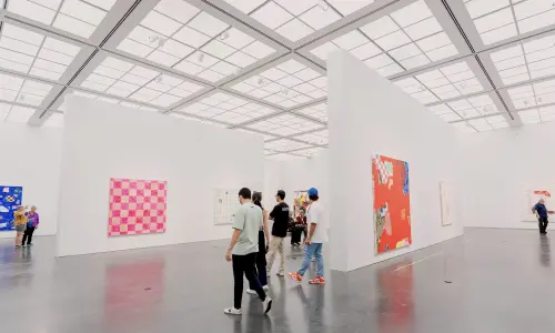 Menschen gehen durch die Ausstellungsstücke im Museum of Contemporary Art in Chicago