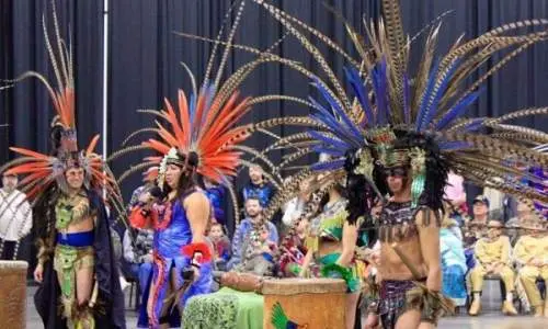 Aztekische Tänze von der Omeyocan Dance Company