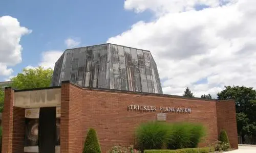 Das Äußere des Strickler Planetariums an einem sonnigen Tag