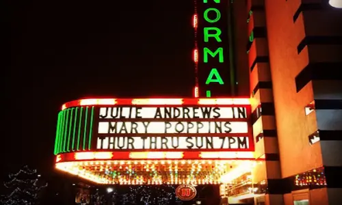 Das Äußere des Normal Theaters mit Lichtern