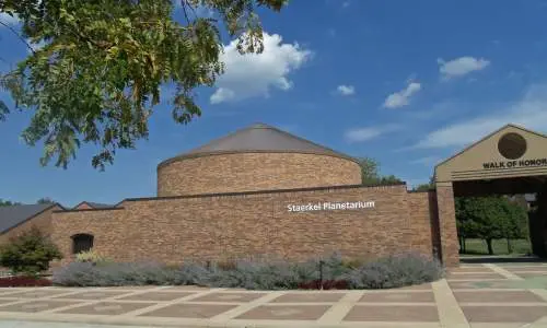 Außenansicht des gemauerten William M. Staerkel Planetariums