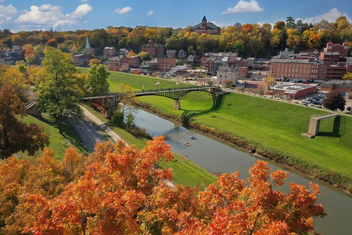 Ein Herbsttag in Galena, orangefarbenes Laub und Kajakfahrer auf einem Fluss