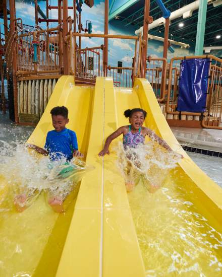 Kinder rutschen die Rutsche im Great Wolf Lodge Waterpark hinunter.