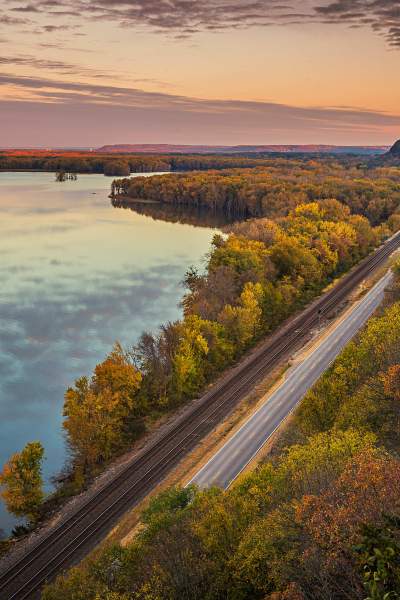 Blick von oben auf die Herbstfarben an der Great River Road neben dem Mississippi