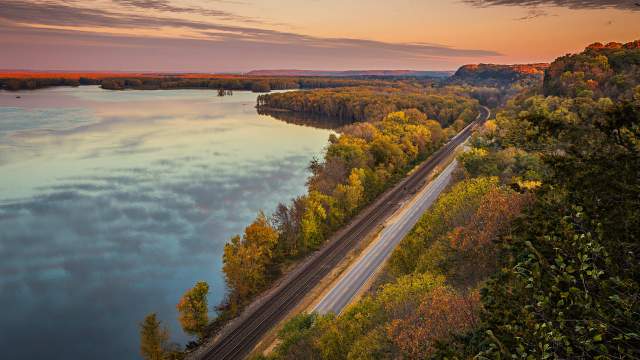Blick von oben auf die Herbstfarben an der Great River Road neben dem Mississippi