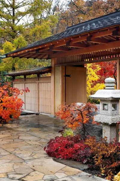 Eingang zu Anderson's Japanese Gardens im Herbst.