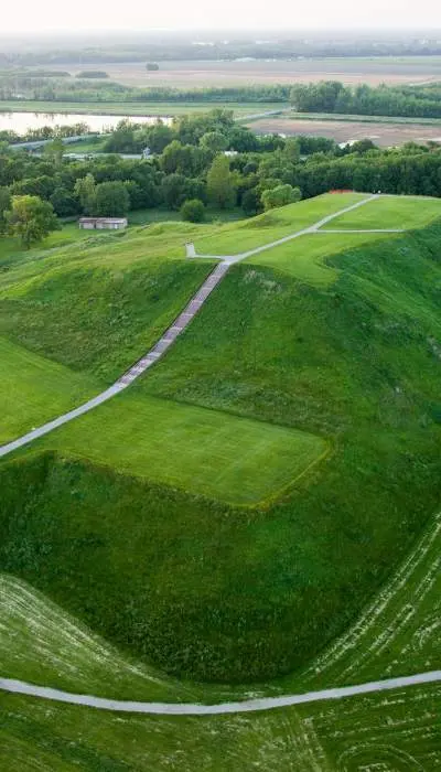 Eine Luftaufnahme der grünen Hügel bei Cahokia Mounds