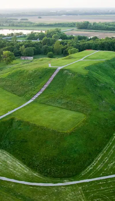 Eine Luftaufnahme der grünen Hügel bei Cahokia Mounds