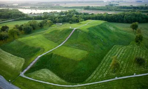 Eine Luftaufnahme der grünen Hügel bei Cahokia Mounds