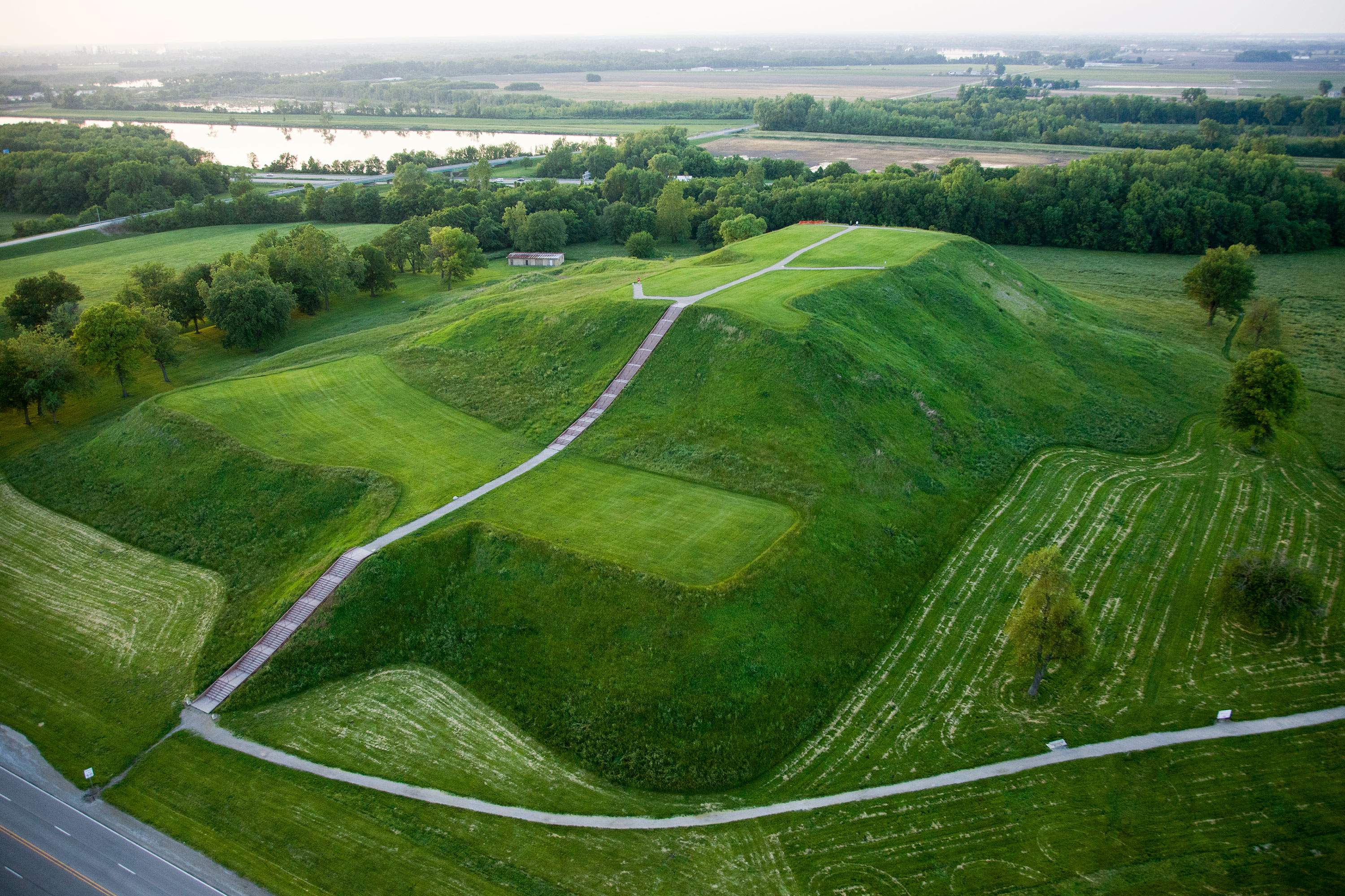 Eine Luftaufnahme der grünen Hügel bei Cahokia Mounds