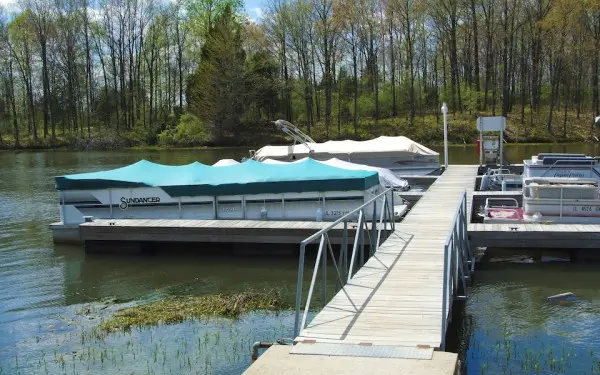 Boote in einem Jachthafen am Lake of Egypt