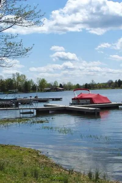 Boote, die an einem sonnigen Tag an einer Anlegestelle am Ägyptischen See festgemacht sind