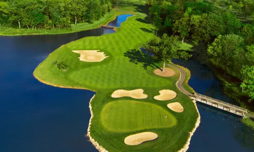 Von Wasser umgebener Golfplatz