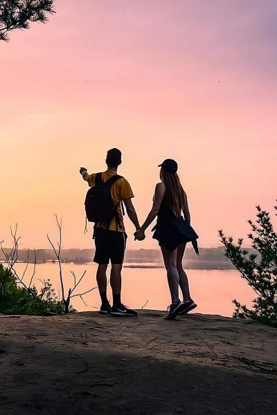 Ein Paar blickt auf einen Fluss im Buffalo Rock Sate Park in Ottawa